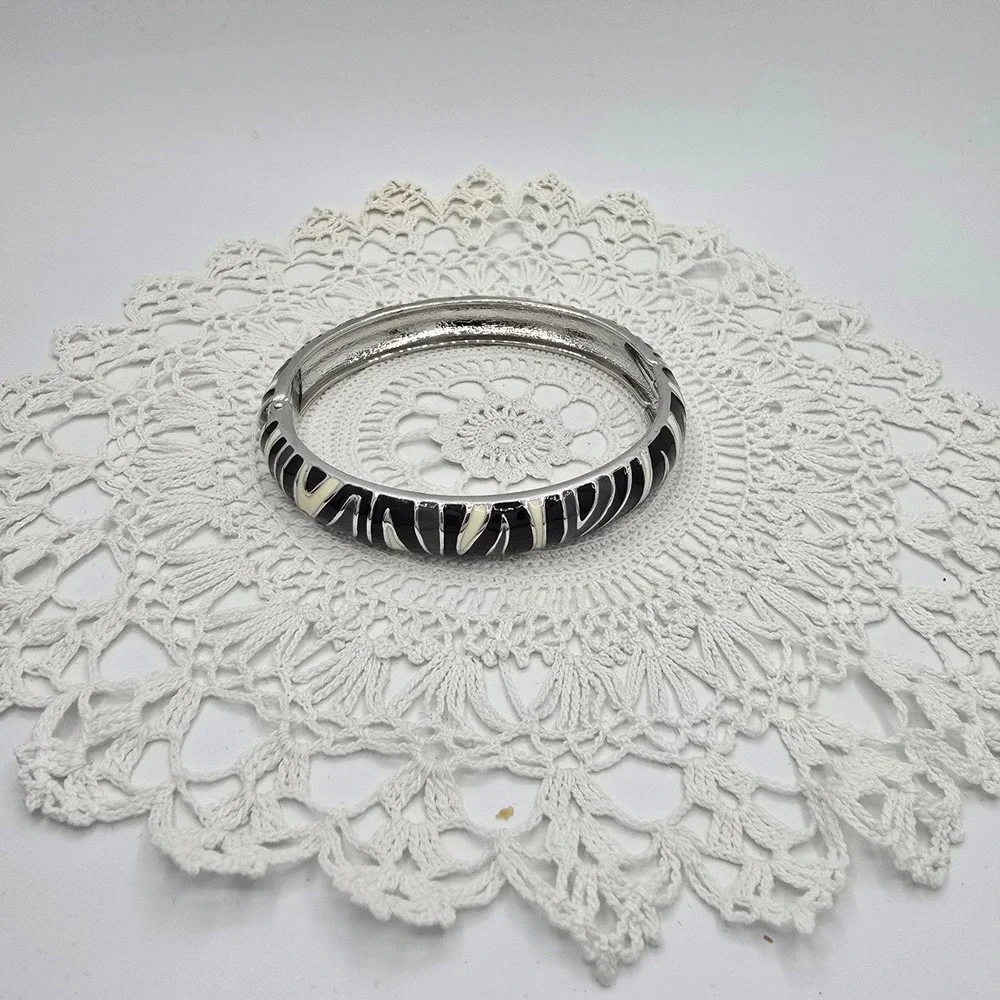 Vintage Bangle Bracelet Hinged Silver Tone Zebra Enamel 7
